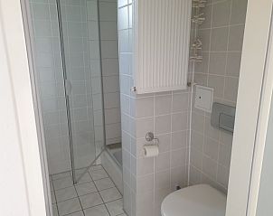 Gepflegtes Badezimmer von De Duinpan - Duinhuisje Texel in De Koog, Texel, mit Dusche und Toilette.