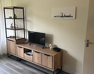 Stilvolles Wohnzimmer mit TV-Schrank im Apartment Kerckeland 40, De Koog, Texel.