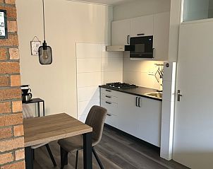 Kompakte Kche im Apartment Kerckeland 40, De Koog, Texel mit Essecke und modernen Gerten.