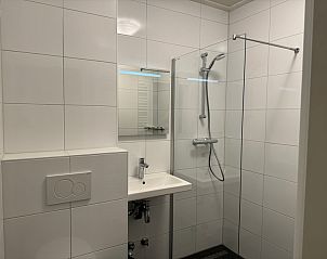 Modernes Badezimmer im Apartment Kerckeland 40, De Koog, Texel mit Dusche und Waschbecken.