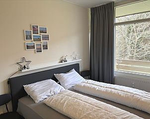 Gemtliches Schlafzimmer im Apartment Kerckeland 40, De Koog, Texel mit groem Fenster und Aussicht.