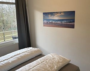 Schlafzimmer mit Kunst an der Wand im Apartment Kerckeland 40, De Koog, Texel.