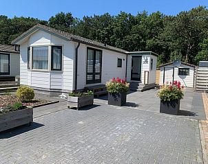 Chalet Bregkoog 203 in De Koog, Texel met ruime buitenruimte en groene omgeving.