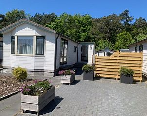 Vooraanzicht van Chalet Bregkoog 203, een vakantiehuis op Texel in Chaletpark Bregkoog.