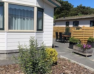 Terras bij Chalet Bregkoog 203, vakantiehuis in De Koog, Texel met gezellige buitenzit.