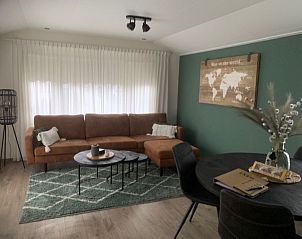 Stijlvolle woonkamer van Chalet Bregkoog 203 in De Koog, Texel met comfortabele bank.