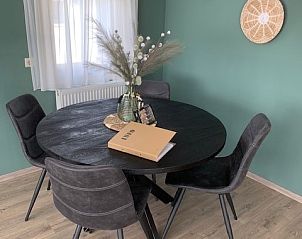 Eethoek in Chalet Bregkoog 203, vakantiehuis op Texel, ideaal voor gezellige maaltijden.