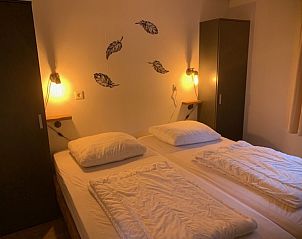 Gezellige slaapkamer in Chalet Bregkoog 203, vakantiehuis op Texel met sfeervolle verlichting.