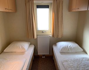 Tweede slaapkamer in Chalet Bregkoog 203, vakantiehuis in De Koog, Texel met twee eenpersoonsbedden.