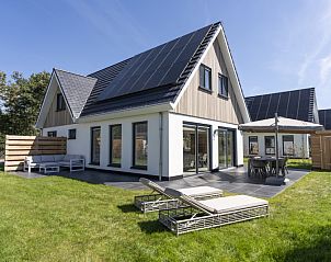 Villa 19, vakantieverblijf in De Koog, Texel met ruime tuin en ligstoelen voor ontspanning.
