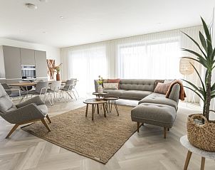 Stijlvolle woonkamer van Villa 19 in De Koog, Texel, met comfortabele zithoek en veel lichtinval.