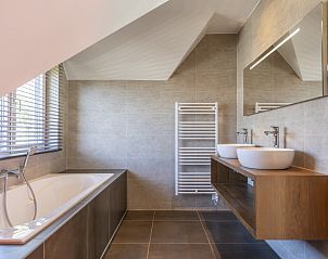 Villa 19 op Texel, badkamer met luxe bad en dubbele wastafel, gelegen in De Koog.