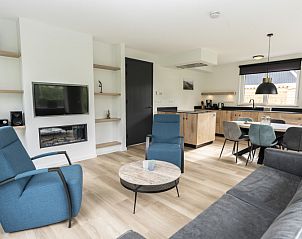 Moderne woonkamer van Villa 37, vakantiehuis in De Koog, Texel met comfortabele zitruimte.