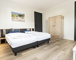 Slaapkamer met tweepersoonsbed in Villa 37, vakantiehuis in De Koog, Texel.