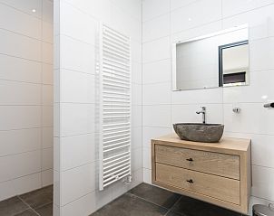 Luxe badkamer met moderne wastafel in Villa 37, gelegen in De Koog, Texel.
