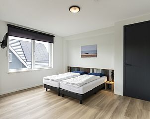 Tweede slaapkamer met uitzicht in Villa 37, vakantieaccommodatie in De Koog, Texel.