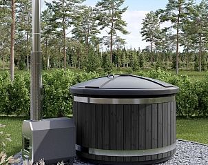 Buitengebied met hot tub bij Villa 37 in De Koog, Texel, omgeven door natuur.