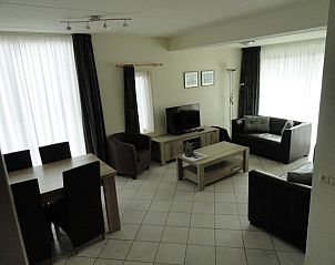 Moderne woonkamer van Vakantiehuis Koogerduin in De Koog, Texel, met comfortabele zithoek.