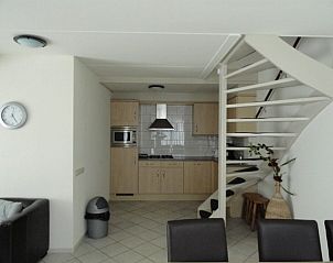 Volledig uitgeruste keuken in Vakantiehuis Koogerduin, De Koog, Texel, met stijlvolle trap naar boven.