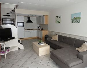 Ruime woonkamer met open keuken in Vakantiehuis Koogerduin, De Koog, Texel, ideaal voor ontspanning.