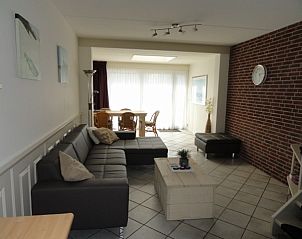 Eetkamer en zithoek in Vakantiehuis Koogerduin, De Koog, Texel, met veel natuurlijk licht.