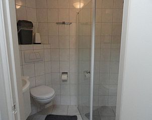 Strakke badkamer met douche in Vakantiehuis Koogerduin, De Koog, Texel, voor ultiem comfort.