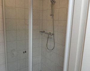 Stijlvolle douche in Vakantiehuis Koogerduin, De Koog, Texel, met moderne afwerking en glaswand.