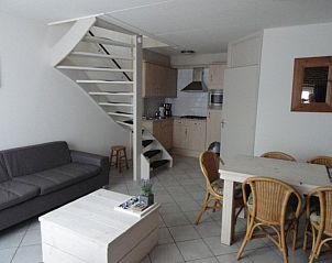 Gezellige woonkamer met trap in Vakantiehuis Koogerduin, De Koog, Texel, ideaal voor families.