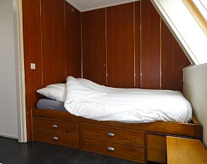 Knusse slaapkamer met houten afwerking in Vakantiehuis Koogerduin, De Koog, Texel.