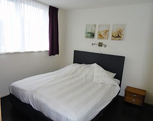 Lichte slaapkamer met comfortabel bed in Vakantiehuis Koogerduin, De Koog, Texel.