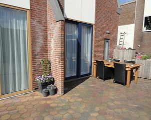Buitenterras met eetgelegenheid bij Vakantiehuis Koogerduin, De Koog, Texel, perfect voor zomerse avonden.