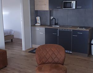 Compacte keuken met moderne apparatuur in Vakantiehuis Koogerduin, De Koog, Texel.