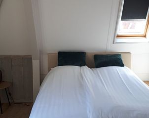 Stijlvolle slaapkamer met tweepersoonsbed in Vakantiehuis Koogerduin, De Koog, Texel.