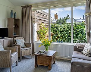 Gezellige woonkamer in vakantiehuis De Anemoon, De Koog, Texel. Comfortabele zitruimte met uitzicht op de tuin.