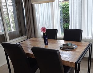Eetkamer in De Anemoon, De Koog, Texel. Moderne tafel met comfortabele stoelen en veel natuurlijk licht.