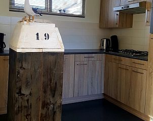 Volledig uitgeruste keuken in vakantiehuis De Anemoon, De Koog, Texel. Stijlvol design met houten kasten.