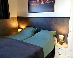 Hoofdslaapkamer in De Anemoon, De Koog, Texel. Comfortabele bedden en sfeervolle verlichting.