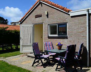 Gezellig terras bij Brink 20 vakantiewoning in De Koog Texel, perfect voor buiten dineren op de Waddeneilanden.