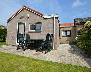 Rustige tuin en zitgedeelte bij Brink 20 vakantiehuis in De Koog Texel, ideaal voor ontspanning op de Waddeneilanden.
