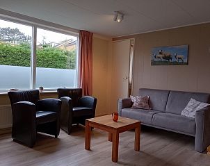 Gezellige woonkamer in Brink 20 vakantiehuis, De Koog Texel, met comfortabele zitplaatsen op de Waddeneilanden.