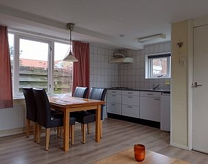 Eetkamer en keuken in Brink 20 vakantiewoning, De Koog Texel, met moderne voorzieningen op de Waddeneilanden.