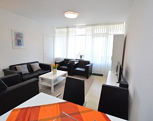 Eetkamer en woonkamer in Appartement Kerckeland 98, De Koog, Texel met moderne inrichting en gezellige sfeer.