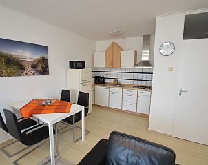 Compacte keuken in Appartement Kerckeland 98, De Koog, Texel met moderne voorzieningen en stijlvol design.
