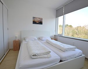 Stijlvolle badkamer in Appartement Kerckeland 98, De Koog, Texel met moderne douche en wastafel.