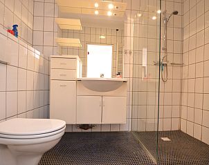 Ruime badkamer van Appartement Kerckeland 98, De Koog, Texel met eigentijdse inrichting en glazen douchewand.