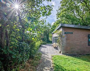 Terras van De Zonneweelde vakantiehuis in De Koog, Texel met comfortabele stoelen.