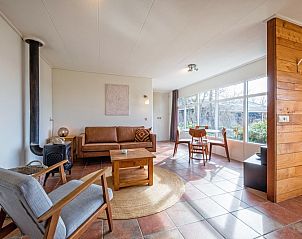 Gezellige woonkamer van De Zonneweelde vakantiehuis in De Koog, Texel met veel lichtinval.