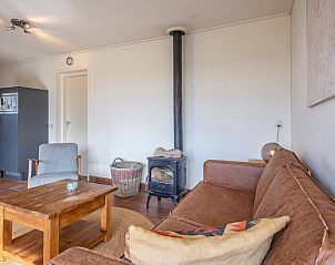 Knusse zithoek met houtkachel in De Zonneweelde vakantiehuis, De Koog, Texel.