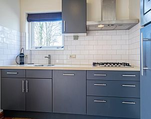 Keuken van De Zonneweelde vakantiehuis in De Koog, Texel met ruime opbergmogelijkheden.