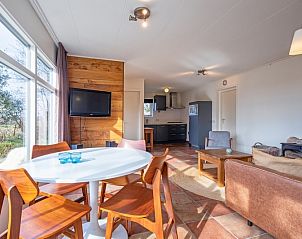 Eetkamer in De Zonneweelde vakantiehuis, De Koog, Texel met uitzicht op de tuin.